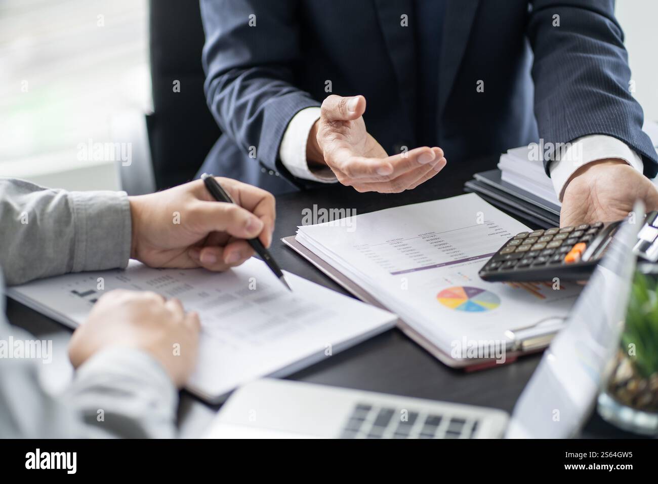 Geschäftsleute treffen sich Designideen professioneller Investor, der ein neues Start-up-Projekt arbeitet. Geschäftsmann und Geschäftsfrau arbeiten zusammen Stockfoto