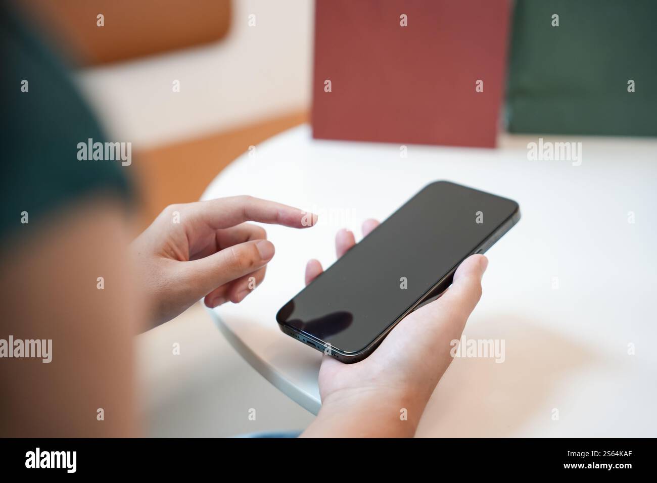 Asiatische Frau, die Smartphone-Mobilsüchtige verwendet, die Zeit mit Nachrichten Social Media Handy Technologie E-Commerce Konzept verbringt Stockfoto