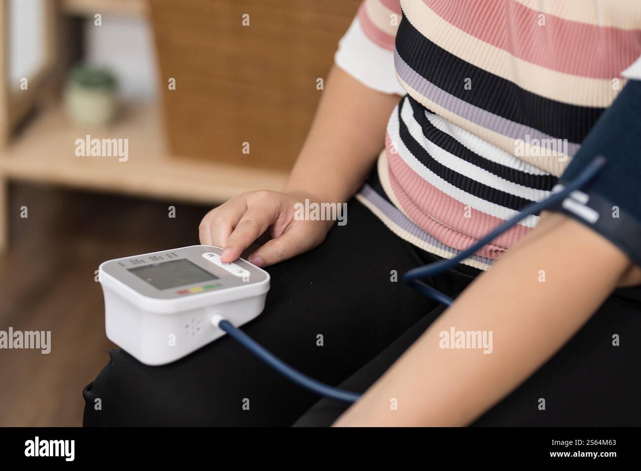 Übergewichtige Frauen plus Größe Selbstkontrollen Blutdruck und Herzfrequenztonometer Selbstkontrolle zu Hause. Stockfoto