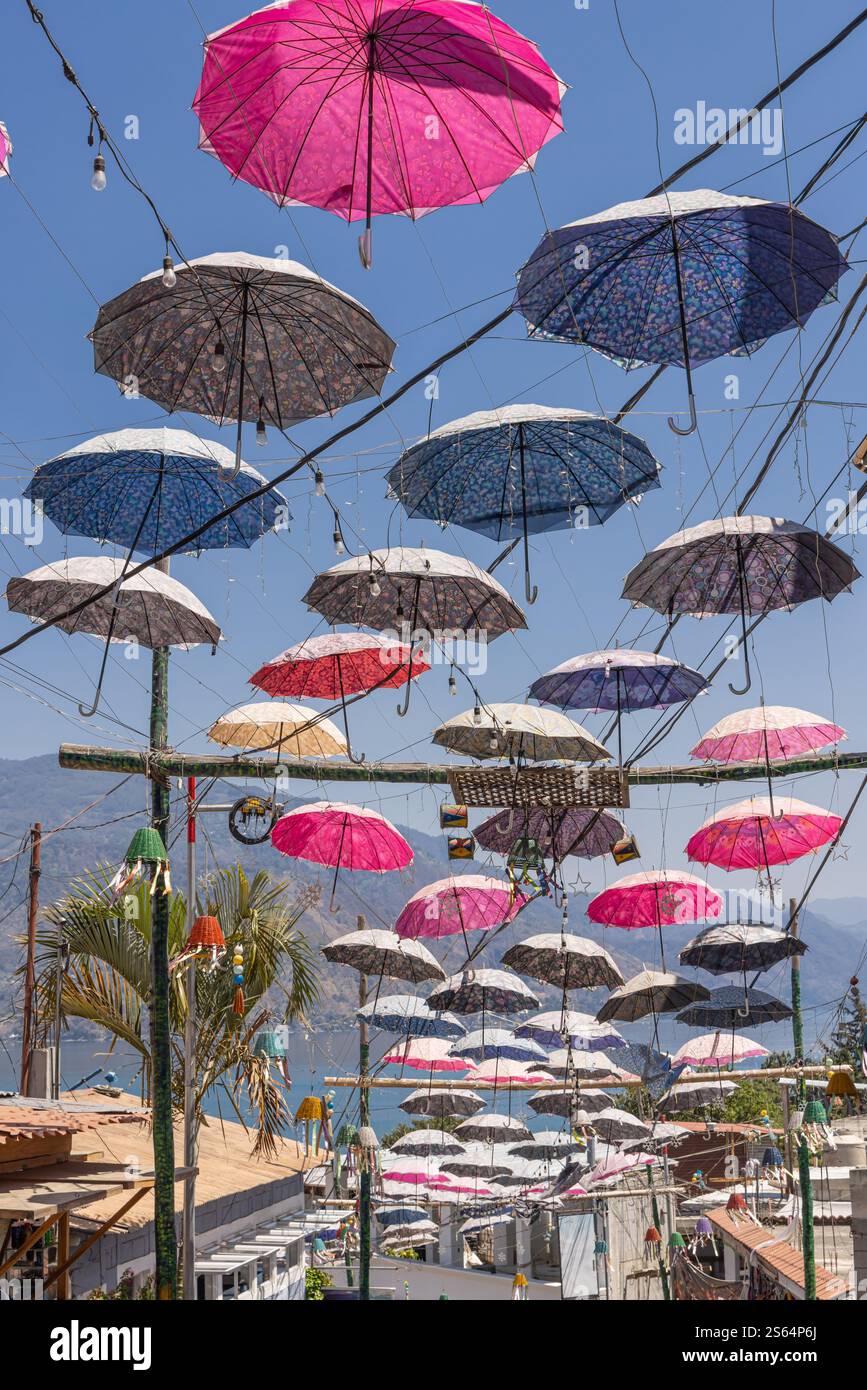 San Juan La Laguna, Solola, Guatemala. Bunte Regenschirme hängen über einer Straße in San Juan La Laguna, Guatemala. Stockfoto San Juan La Laguna, Solola, Guatemala. Bunte Regenschirme hängen über einer Straße in San Juan La Laguna, Guatemala. Stockfoto