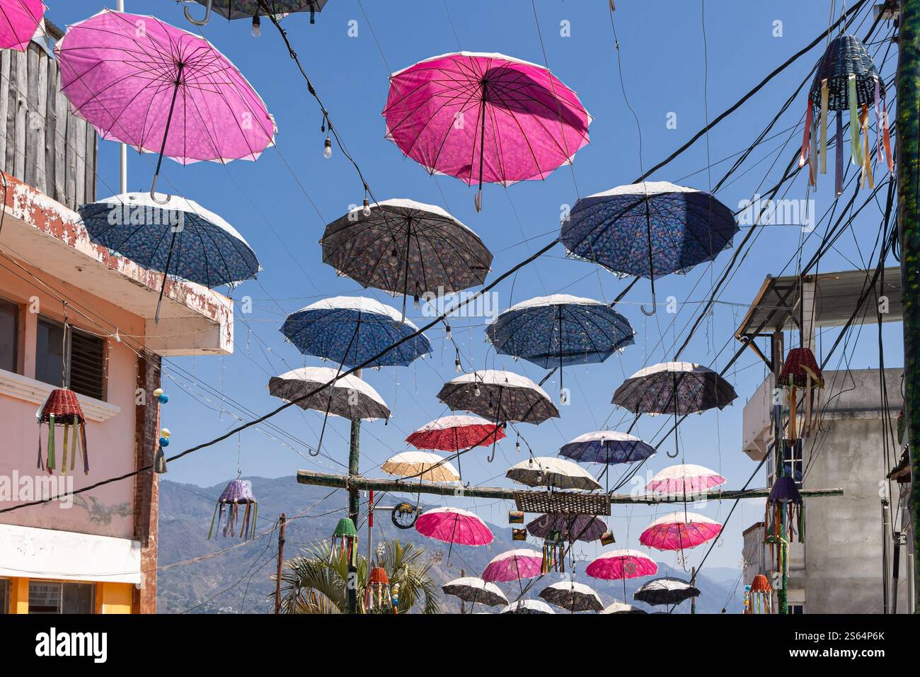 San Juan La Laguna, Solola, Guatemala. Bunte Regenschirme hängen über einer Straße in San Juan La Laguna, Guatemala. Stockfoto San Juan La Laguna, Solola, Guatemala. Bunte Regenschirme hängen über einer Straße in San Juan La Laguna, Guatemala. Stockfoto