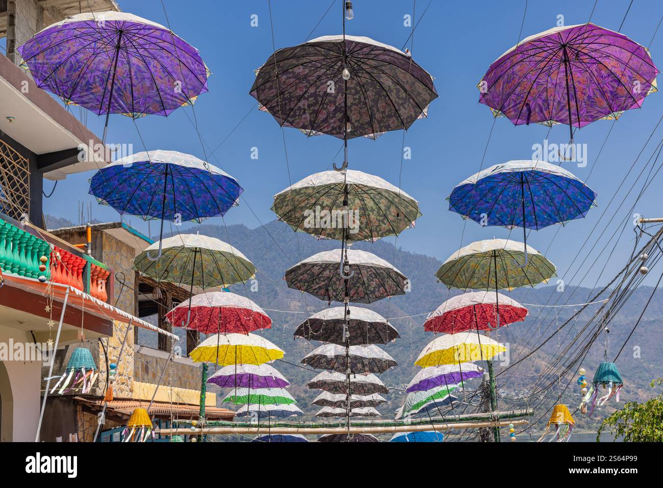 San Juan La Laguna, Solola, Guatemala. Bunte Regenschirme hängen über einer Straße in San Juan La Laguna, Guatemala. Stockfoto San Juan La Laguna, Solola, Guatemala. Bunte Regenschirme hängen über einer Straße in San Juan La Laguna, Guatemala. Stockfoto