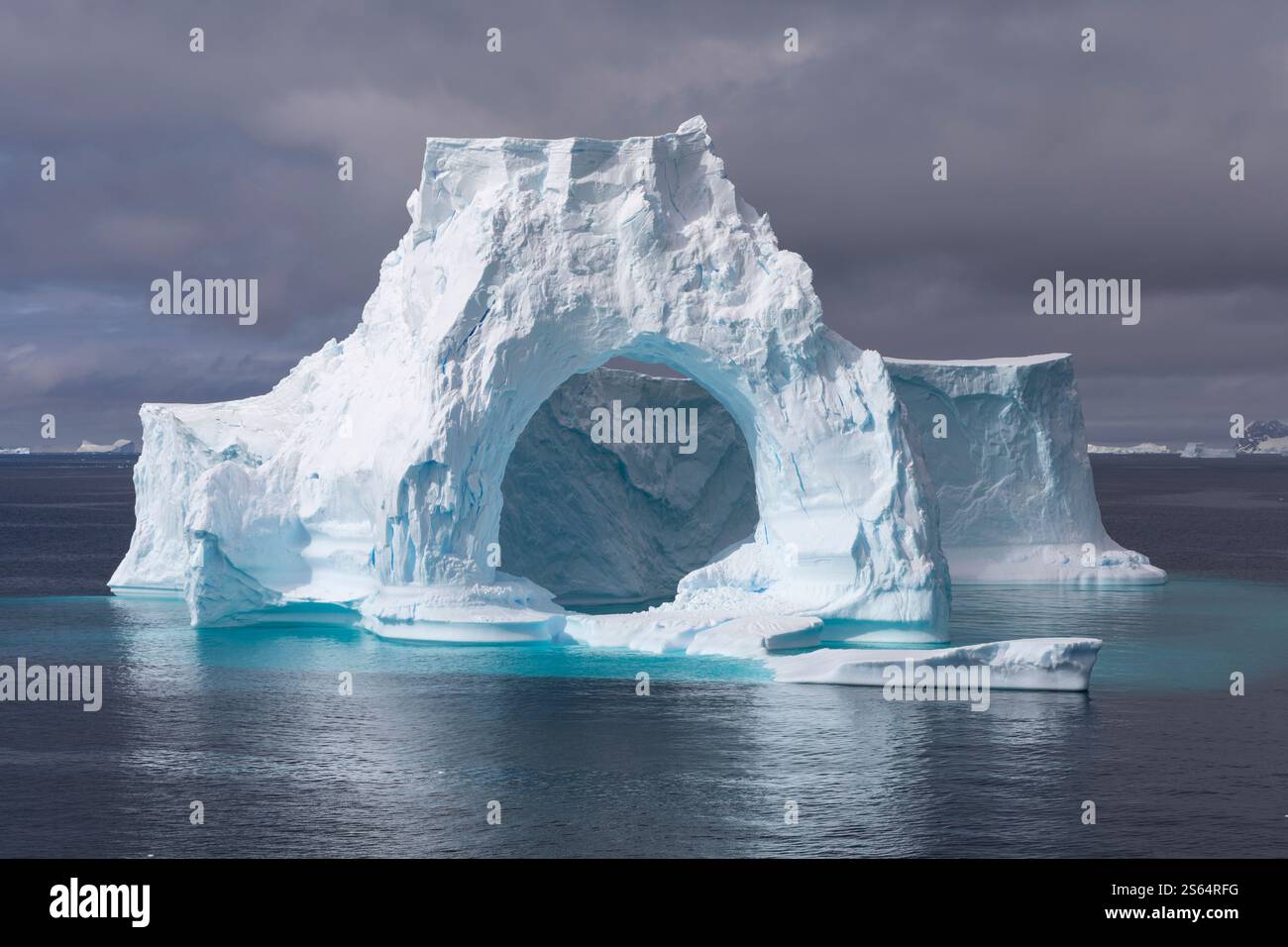 Riesiger Eisberg mit riesigem Naturbogen in der Antarktis Stockfoto