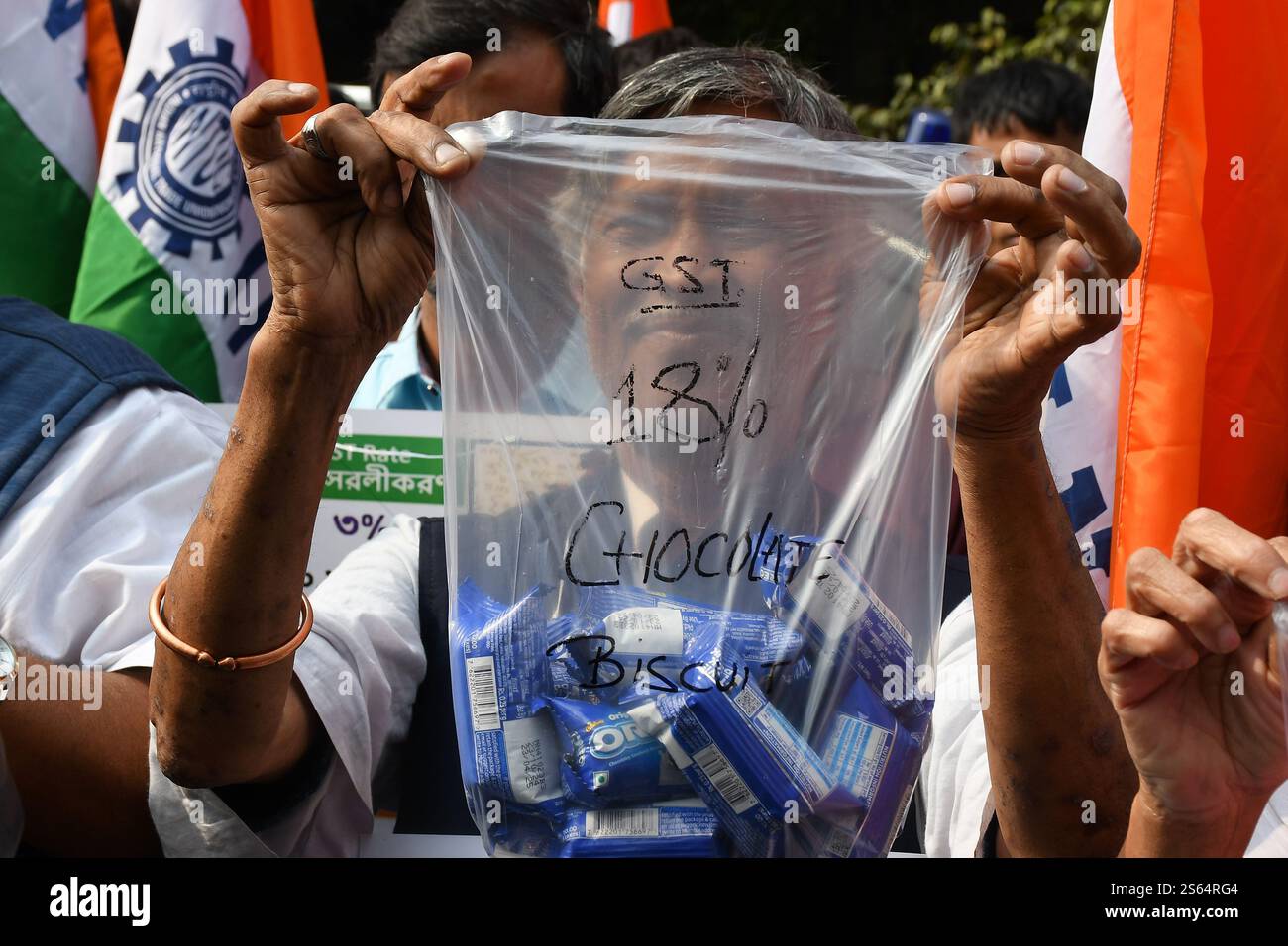 Kalkutta, Indien. Januar 2025. Aktivisten des Indischen Gewerkschaftskongresses (INTUC) demonstrieren vor dem Einkommenssteuergebäude in Kalkutta, Indien, und fordern ein Land, ein GST. Januar 2025. Das Bildnis der Finanzministerin Nirmala Sitaraman wurde verbrannt. Kürzlich hat die indische Zentralregierung unterschiedliche GST für verschiedene Geschmacksrichtungen von Keksen und Popcorn eingeführt. (Foto: Sayantan Chakraborty/Pacific Press/SIPA USA) Credit: SIPA US/Alamy Live News Stockfoto