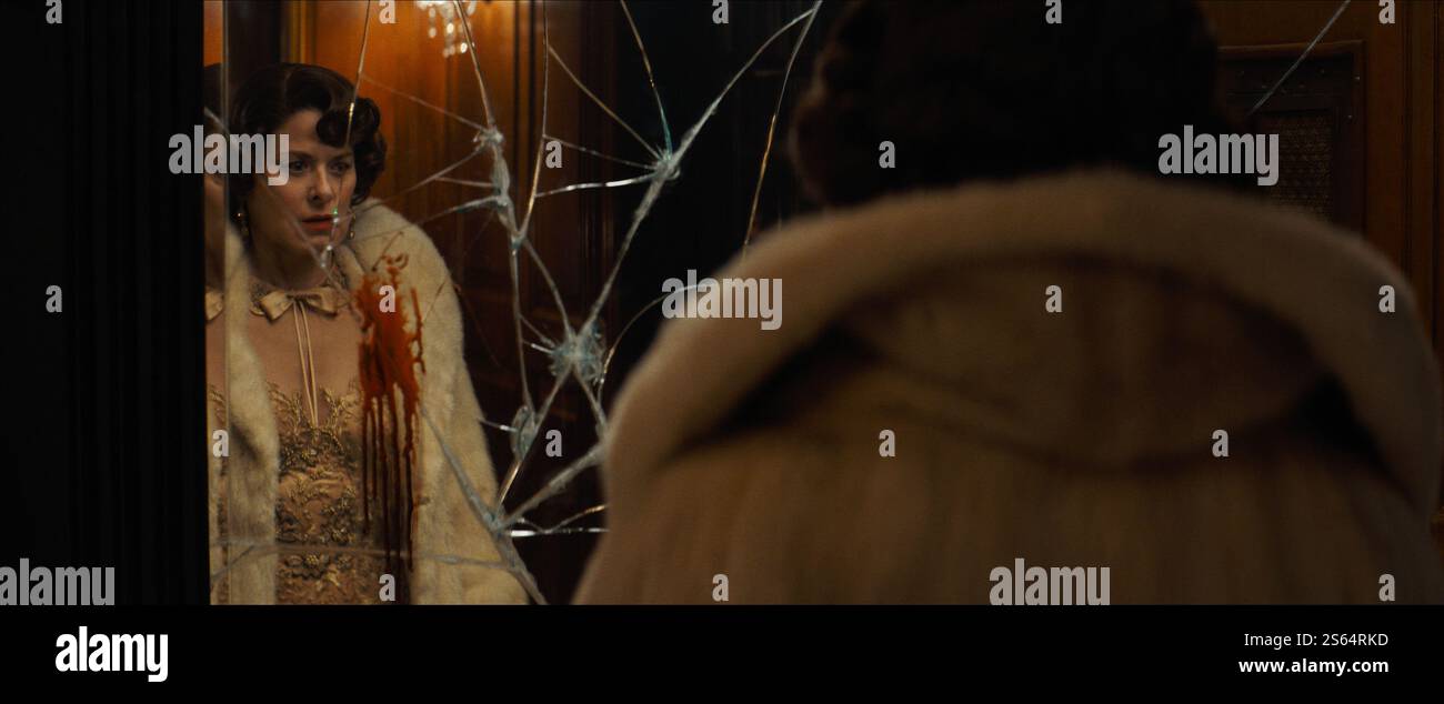 ERSCHEINUNGSDATUM: 21. Mai 2025. TITEL: Die Altoritter. STUDIO: Warner Bros. REGIE: Barry Levinson. HANDLUNG: Vito Genovese und Frank Costello, ein Paar italienischer Amerikaner, die Mitte des 20. Jahrhunderts zwei getrennte Verbrecherfamilien führen. Genovese versuchte 1957, Costello zu ermorden, obwohl Costello sich aus dem Mob zurückzog. DEBRA SPIELT Bobbie Costello. (Credit Image: © Warner Bros/Entertainment Pictures/ZUMAPRESS.com) NUR REDAKTIONELLE VERWENDUNG! Nicht für kommerzielle ZWECKE! Stockfoto