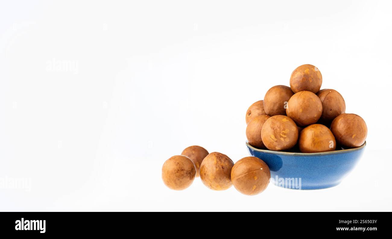 Bio-Macadamia-Nüsse in Schüssel - Macadamia integrifolia. Stockfoto