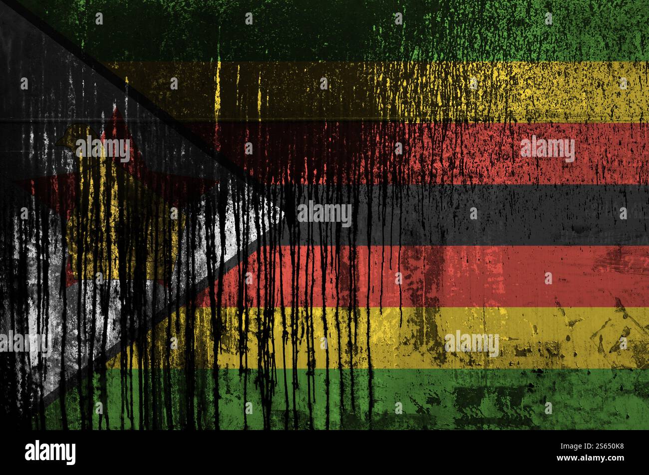 Simbabwe Flagge in Malfarben auf alten und schmutzigen Ölfasswänden aus nächster Nähe dargestellt. Strukturiertes Banner auf rauem Hintergrund. Die Flagge Simbabwes ist in dargestellt Stockfoto