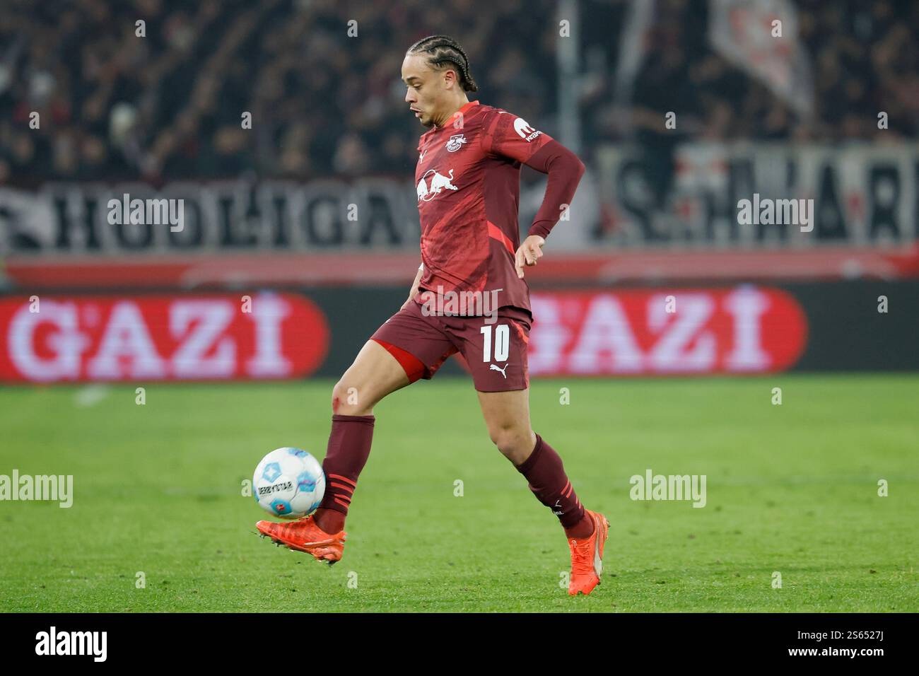 Stuttgart, Deutschland. Januar 2025. v.l.: Xavi Simons (RB Leipzig, 10), 15.01.2014, Fussball, Bundesliga, VFB STUTTGART - RB LEIPZIG, GER, STUTTGART, MHPARENA, DFL-VORSCHRIFTEN VERBIETEN JEDE VERWENDUNG VON FOTOGRAFIEN ALS BILDSEQUENZEN UND/ODER QUASI-VIDEO. Quelle: dpa/Alamy Live News Stockfoto