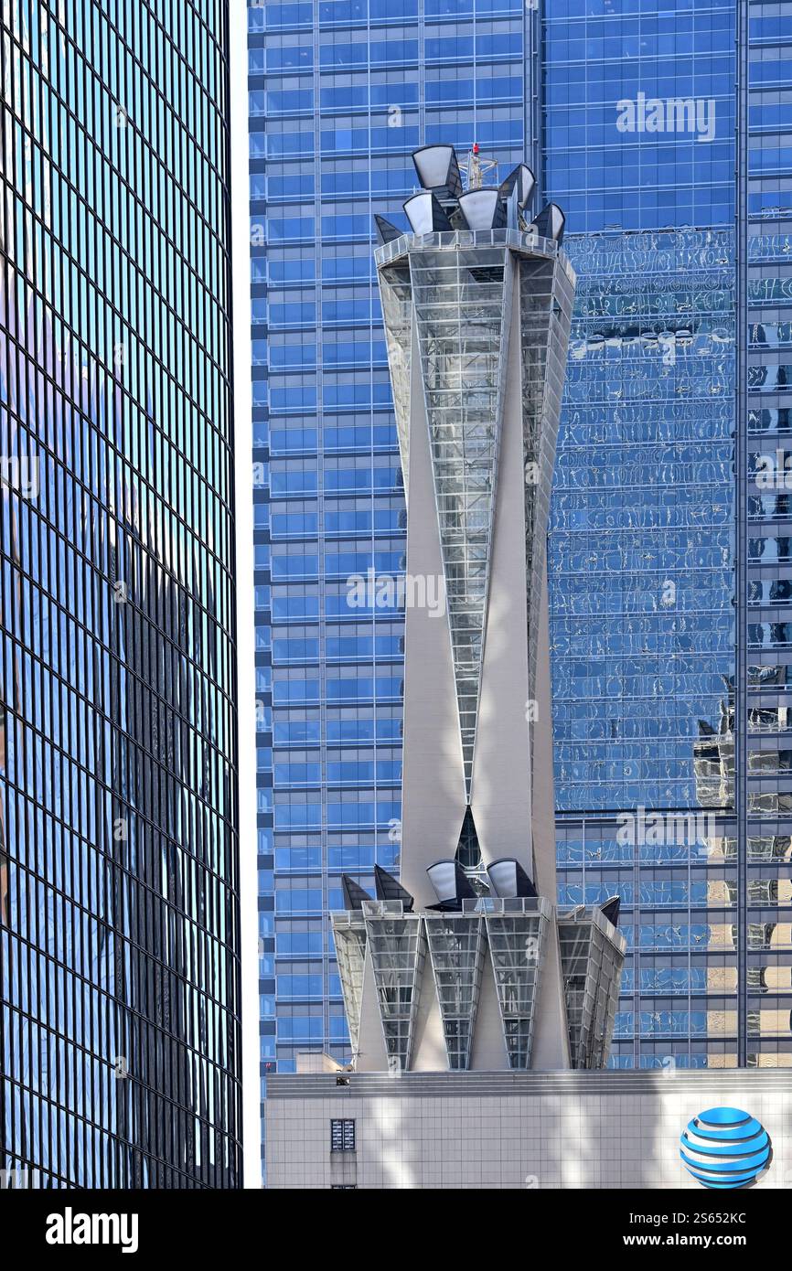 LOS ANGELES, KALIFORNIEN - 18. November 2024: The AT and T Tower in Downtown LA. Stockfoto