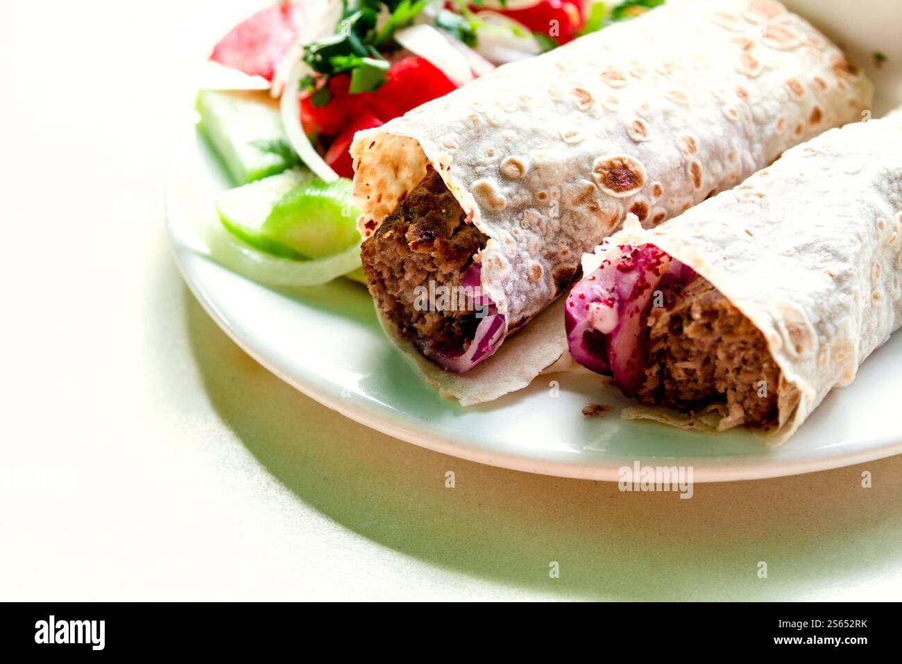 Reisen Sie nach Georgia - Kebab in Lavash auf Teller in der Nähe auf dem Tisch in einem lokalen Café in Batumi City Stockfoto