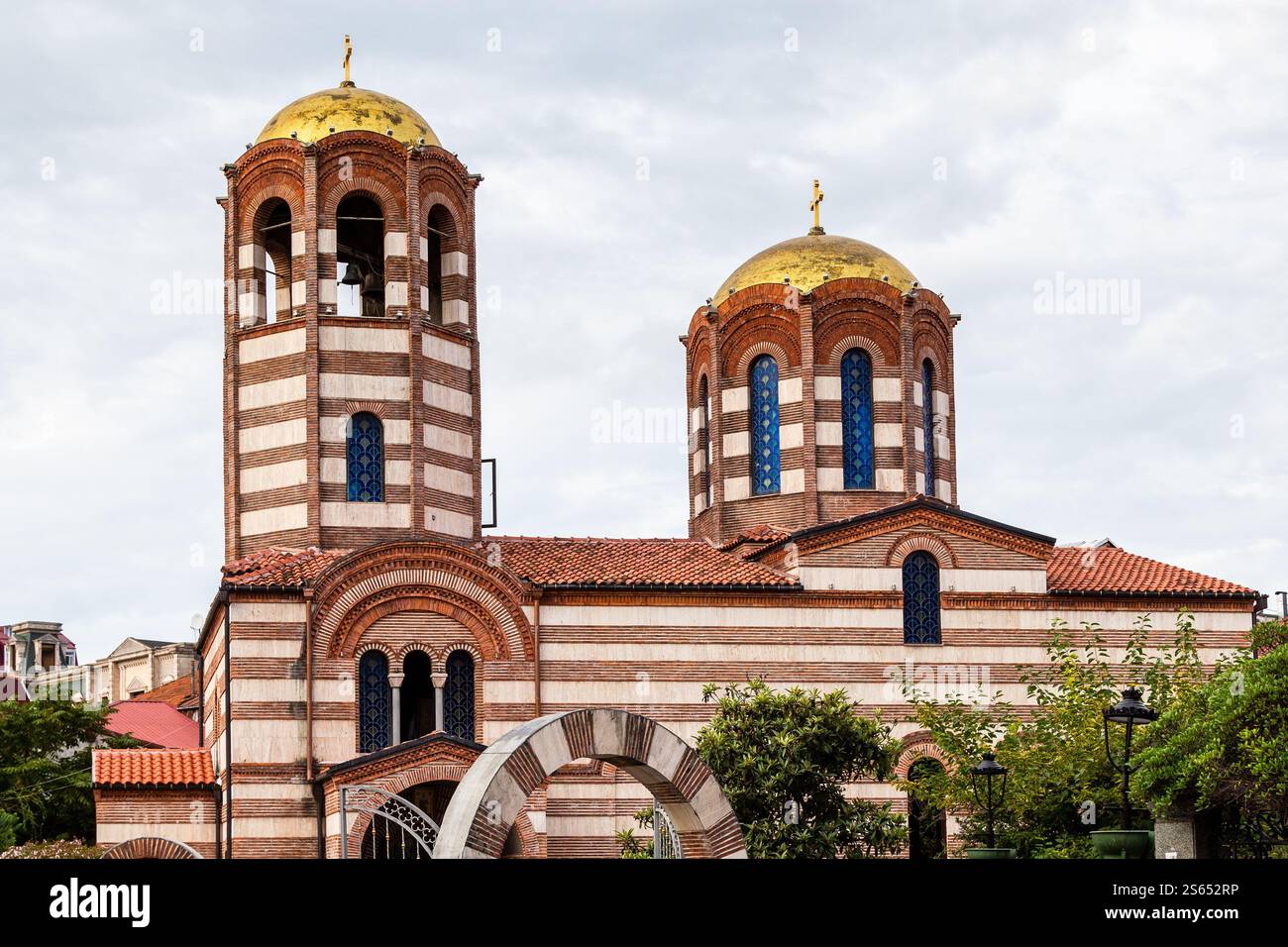 Reisen Sie nach Georgien - griechische Nikolaikirche in Batumi an bewölktem Tag Stockfoto