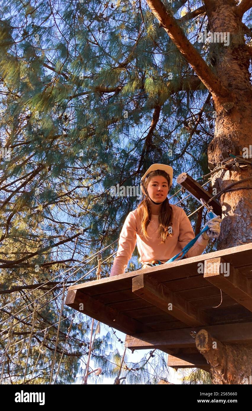 Freizeittourismus im Wald. Kletterpark. Abenteuersport mit Hochseilen. Abenteuersport. Echtes Foto. Förderung von Tourismus und Abenteuer spo Stockfoto