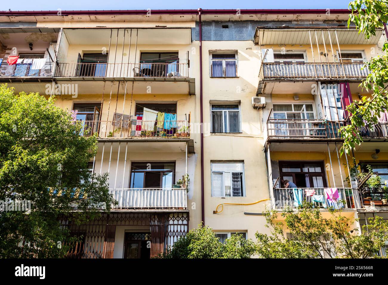 Reisen Sie nach Georgien - Fassade des Wohngebäudes mit Trockenwäsche auf Balkon auf der Konstantin Gamsakhurdia Straße in Batumi Stadt Stockfoto