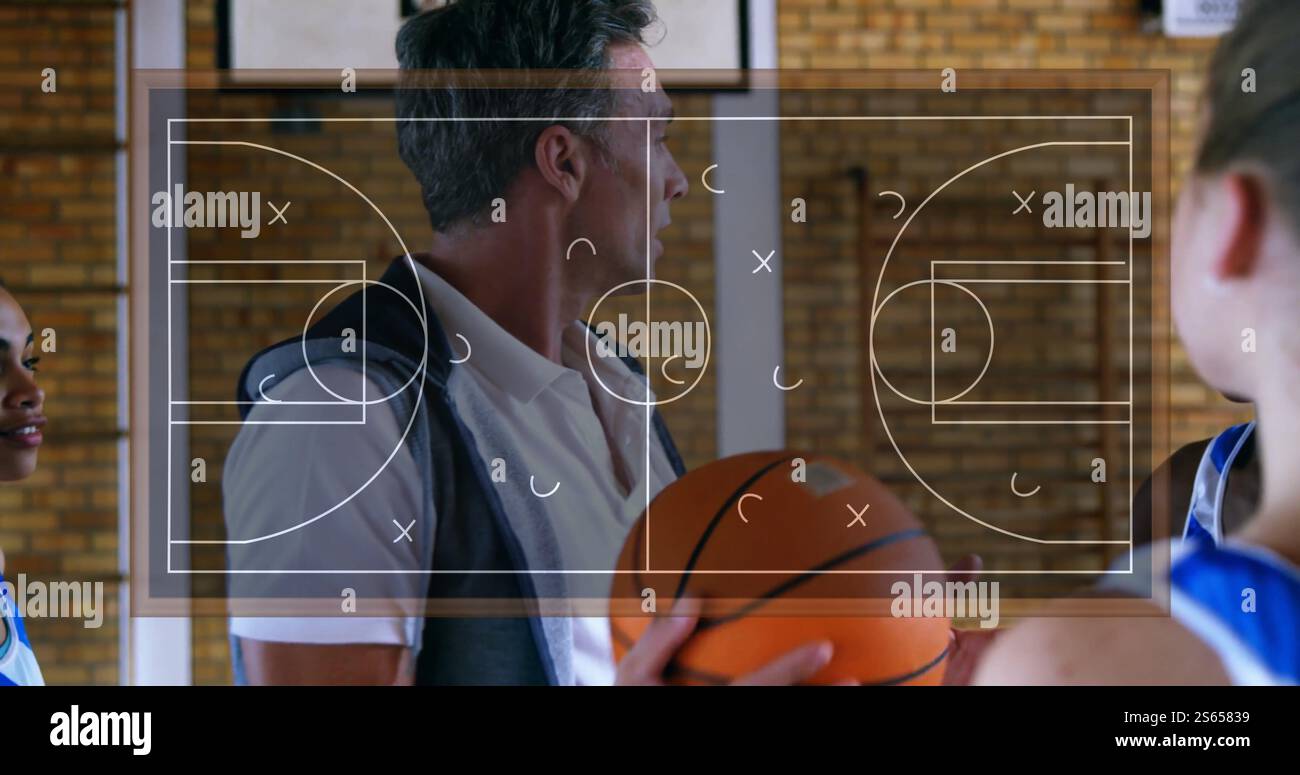 Basketball-Strategie-Bild über Trainer und Spieler im Fitnessstudio Stockfoto