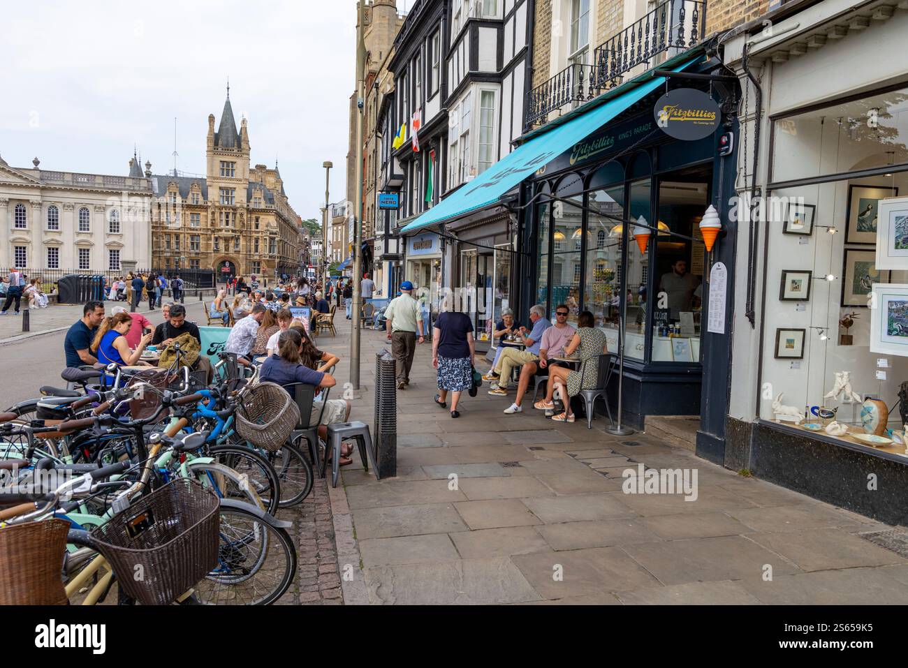 Cambridge Stadtzentrum England, Blick auf die Kings Parade mit Markise im Fitzbillies Café und das historische Gonville und Caius College University of Cambridge Stockfoto