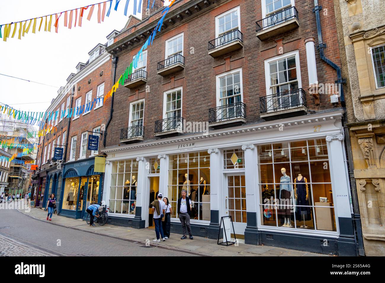 Cambridge, England. Puzzle Mode Mode für Herren, Damen und Kinder in Trinity Street, England, UK, 2024 Stockfoto