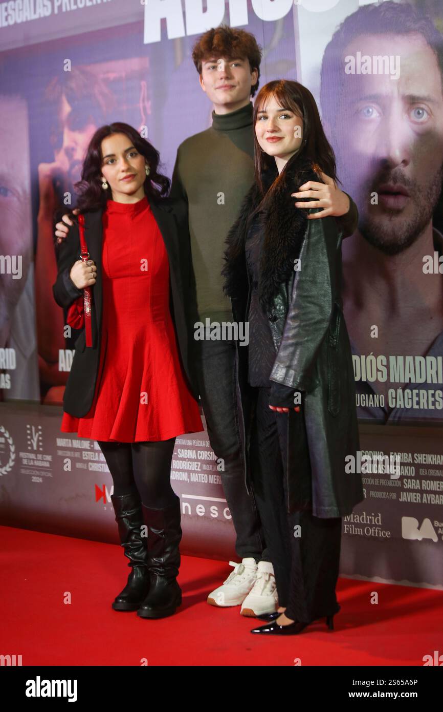 Madrid, Spanien, 15. Januar 2025: Die Schauspieler Daniela Monter (L), Álvaro de los Santos und Pau de Paz (R) posieren für die Presse während des Photocall de la Premiere de Goodbye Madrid am 15. Januar 2025 im Kino Palacio de la Prensa in Madrid. Quelle: Alberto Brevers / Alamy Live News. Stockfoto