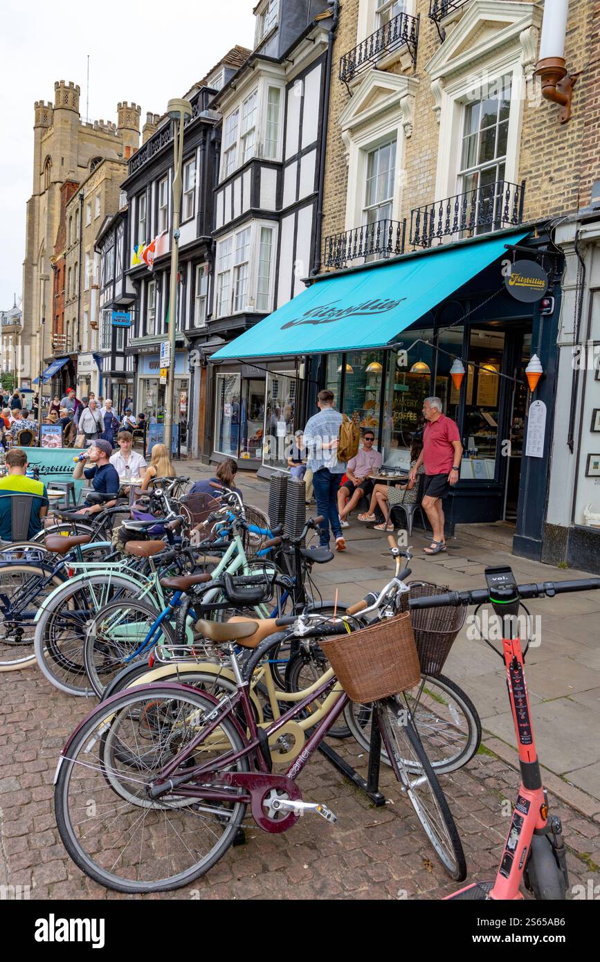 Cambridge England Stadtzentrum, Fitzbillies berühmtes Café für chelsea Buns auf der Kings Parade, mit Fahrrädern, die auf dem Bürgersteig gelagert werden, England, UK, 2024 Stockfoto