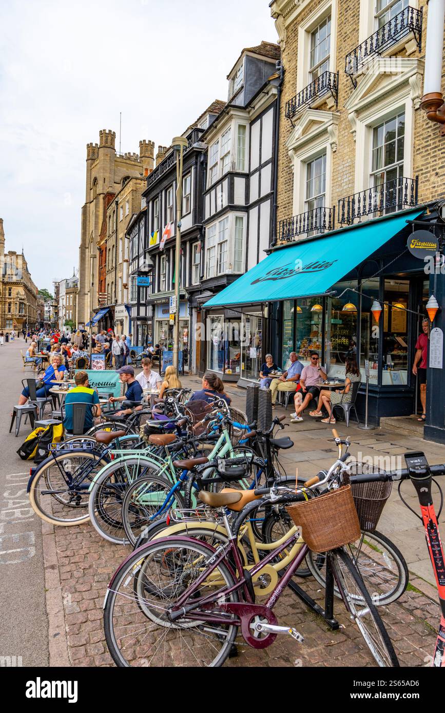 Cambridge England Stadtzentrum, Fitzbillies berühmtes Café für chelsea Buns auf der Kings Parade, mit Fahrrädern, die auf dem Bürgersteig gelagert werden, England, UK, 2024 Stockfoto