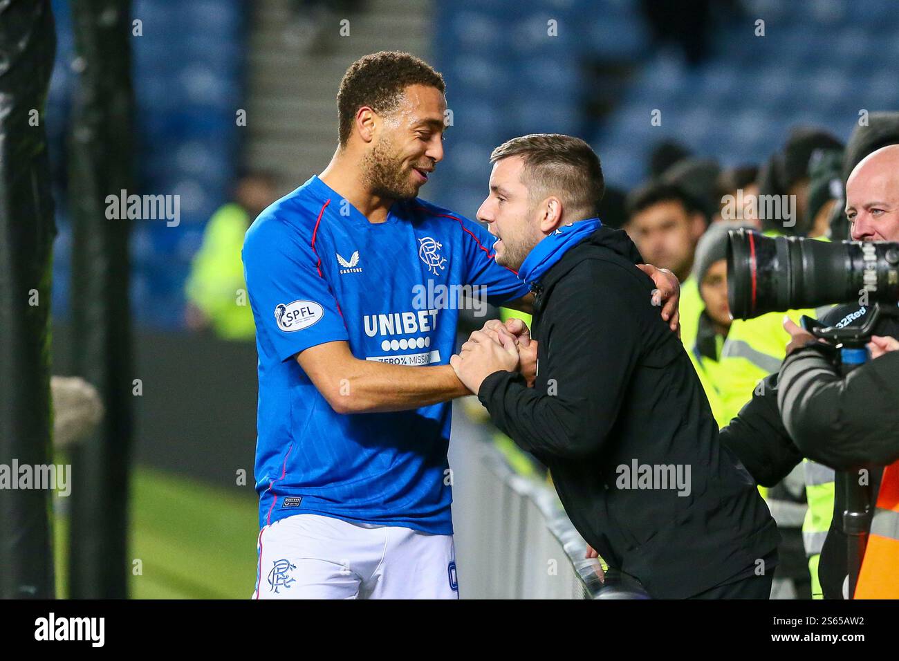 15. Januar 2025. Glasgow, Großbritannien. Rangers fc spielte Aberdeen FC in einem William Hill Scottish Premiership Spiel im Ibrox Stadion in Glasgow, Schottland. Das Ergebnis war die Rangers 3:0 Aberdeen. Cyriel Dessers spricht am Ende des Spiels mit einem Mitglied des Vereins der Union Bears. Quelle: Findlay/Alamy Live News Stockfoto