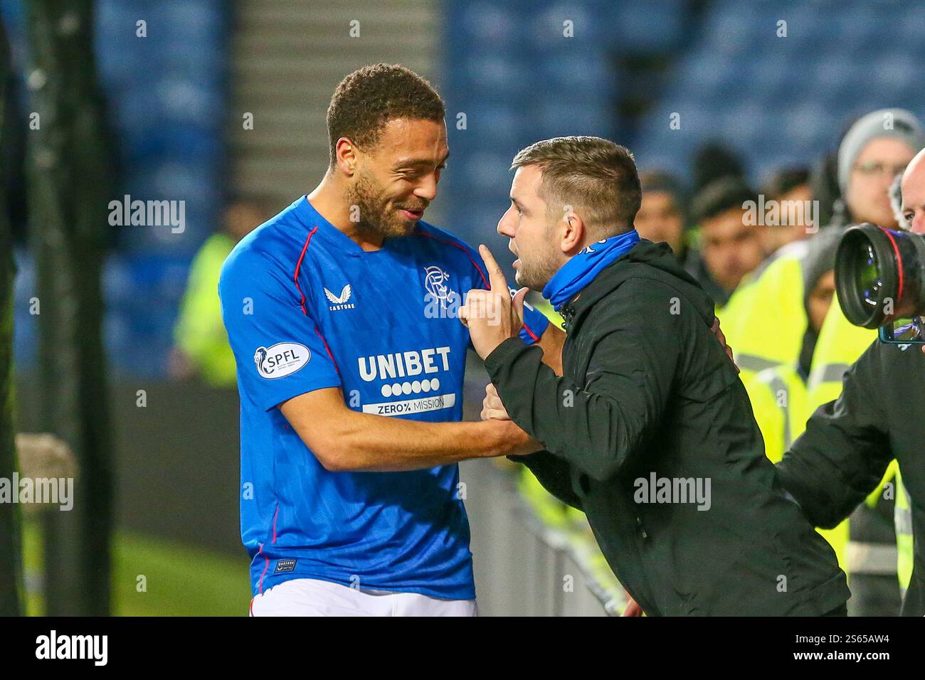15. Januar 2025. Glasgow, Großbritannien. Rangers fc spielte Aberdeen FC in einem William Hill Scottish Premiership Spiel im Ibrox Stadion in Glasgow, Schottland. Das Ergebnis war die Rangers 3:0 Aberdeen. Cyriel Dessers spricht am Ende des Spiels mit einem Mitglied des Union Bears Supporters Club, Credit: Findlay/ Alamy Live News Stockfoto