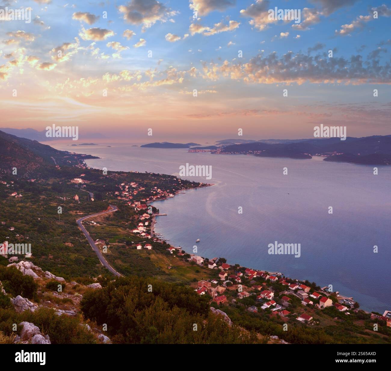 Sonnenuntergang am Meer, kroatische Inseln und Viganj Dorf am Meer (Halbinsel Peljesac, Kroatien) und Korcula Dorf und Insel in Fern. Stockfoto