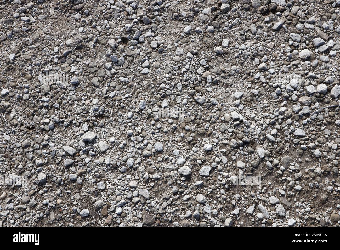 Hintergrund der zersplitterten Steinsteinoberfläche im Berggebiet. Flache Textur mit natürlichem Licht. Hintergrund der zersplitterten Steinsteine Oberfläche in Stockfoto