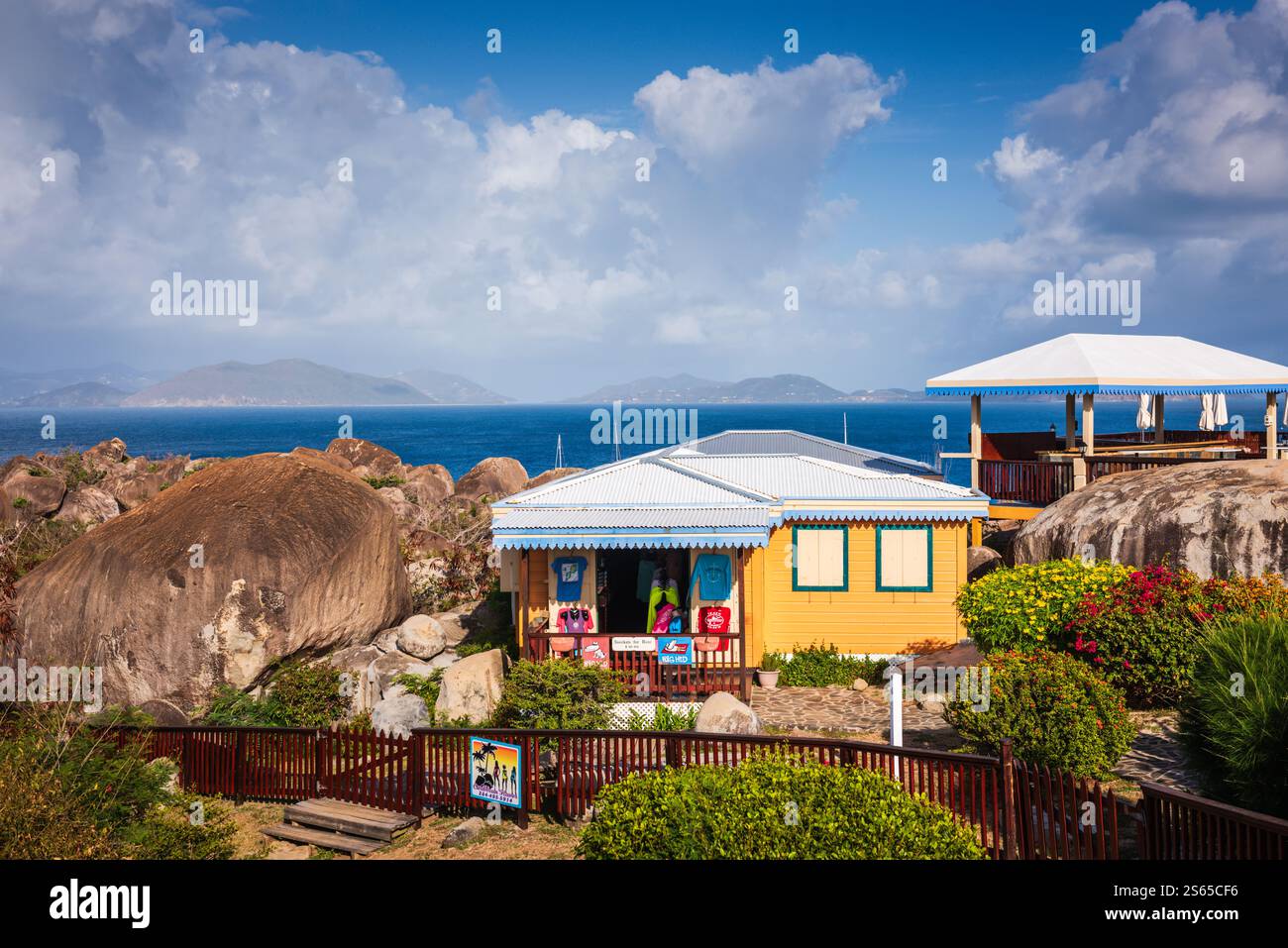 Virgin Gorda, BVI - 23. März 2018: Top of the Baths umfasst ein Restaurant, eine Bar, einen Pool und Geschäfte, alle mit Panoramablick auf die Bäder und die Spring Bay Stockfoto
