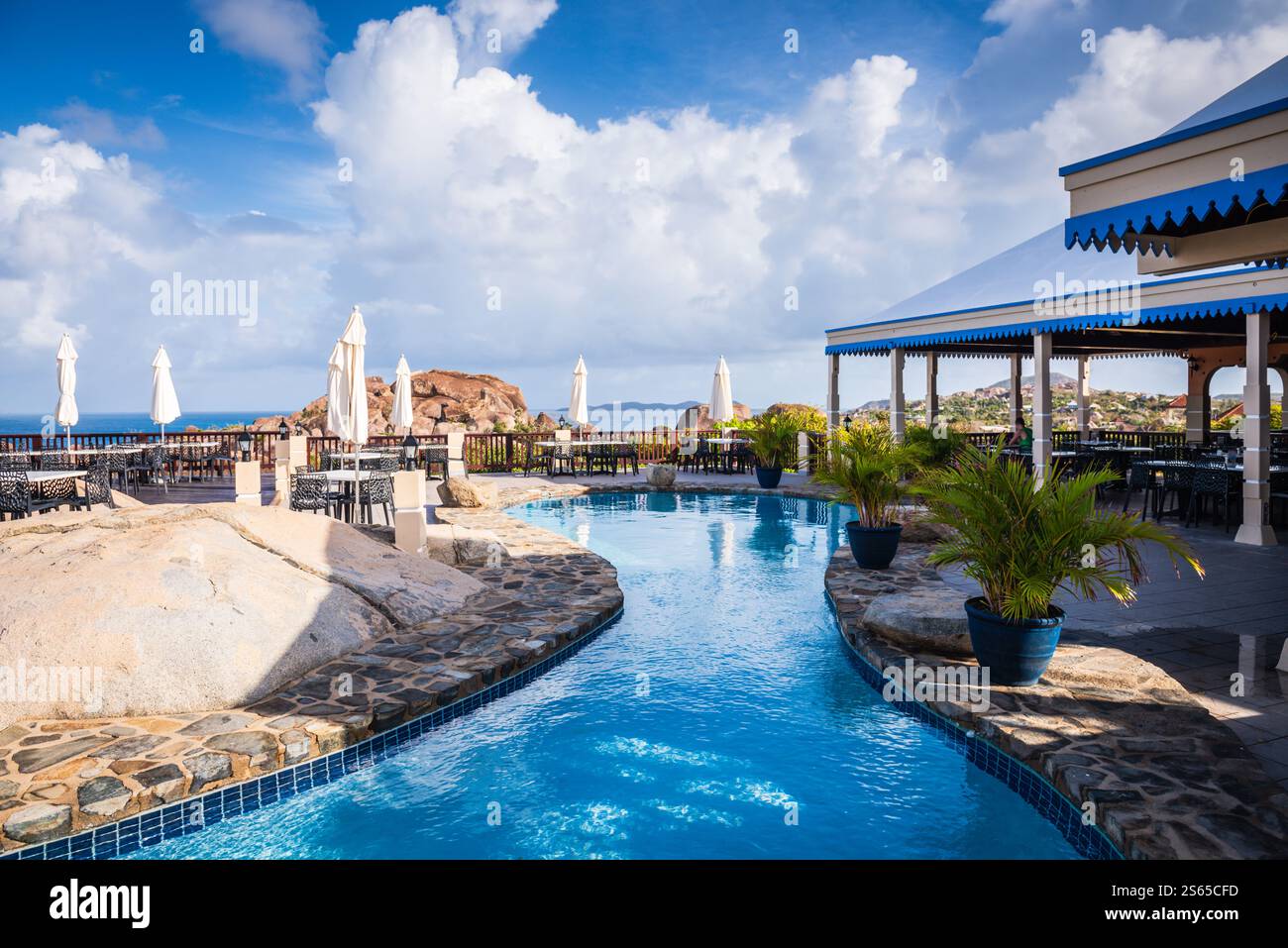 Virgin Gorda, BVI - 23. März 2018: Top of the Baths umfasst ein Restaurant, eine Bar, einen Pool und Geschäfte, alle mit Panoramablick auf die Bäder und die Spring Bay Stockfoto