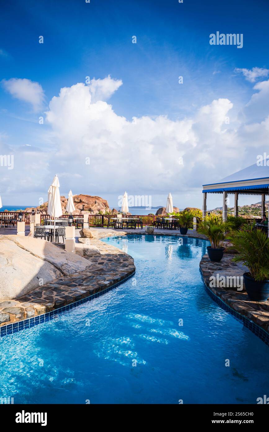 Virgin Gorda, BVI - 23. März 2018: Top of the Baths umfasst ein Restaurant, eine Bar, einen Pool und Geschäfte, alle mit Panoramablick auf die Bäder und die Spring Bay Stockfoto