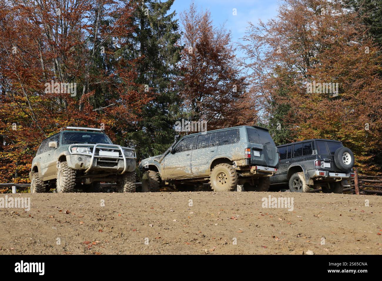 Auto in einer Landschaft mit Schlammweg. Geländewagen mit Geländewagen und Karosserie nach der Fahrt auf schlammigen Straßen. Auto in A Stockfoto