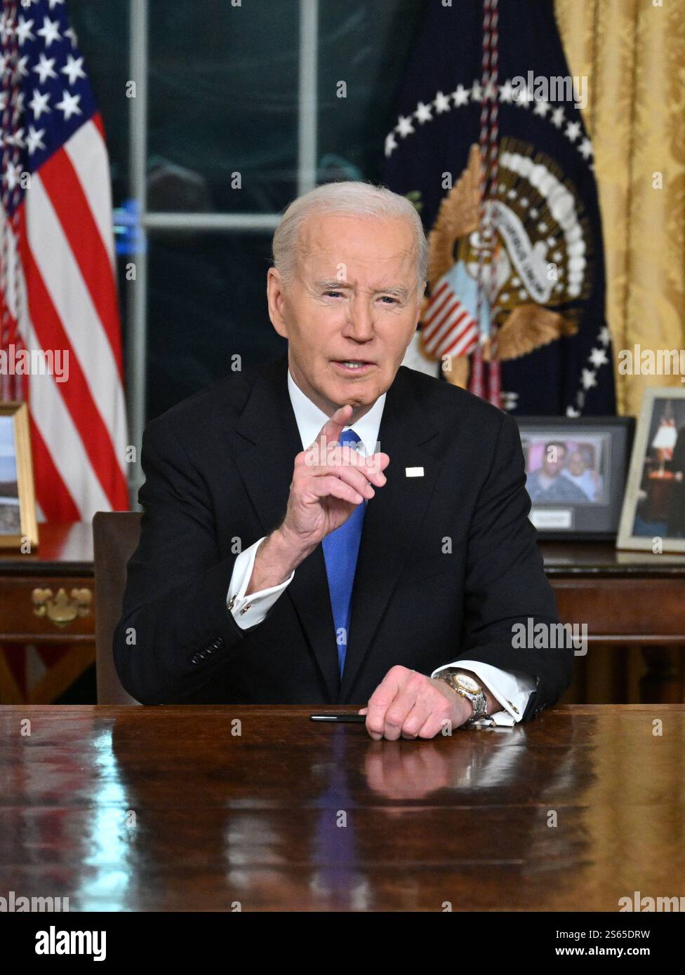 Washington, Usa. Januar 2025. US-Präsident Joe Biden hält am Mittwoch, den 15. Januar 2025, seine Abschiedsrede vor der Nation vom Oval Office des Weißen Hauses in Washington, DC. Pool Foto von Mandel Ngan/UPI Credit: UPI/Alamy Live News Stockfoto