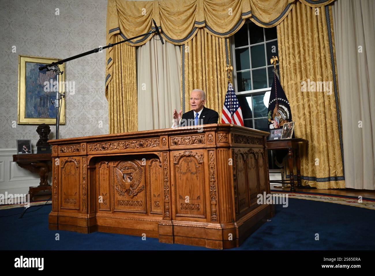 Washington, Usa. Januar 2025. US-Präsident Joe Biden hält am Mittwoch, den 15. Januar 2025, seine Abschiedsrede vor der Nation vom Oval Office des Weißen Hauses in Washington, DC. Pool Foto von Mandel Ngan/UPI Credit: UPI/Alamy Live News Stockfoto