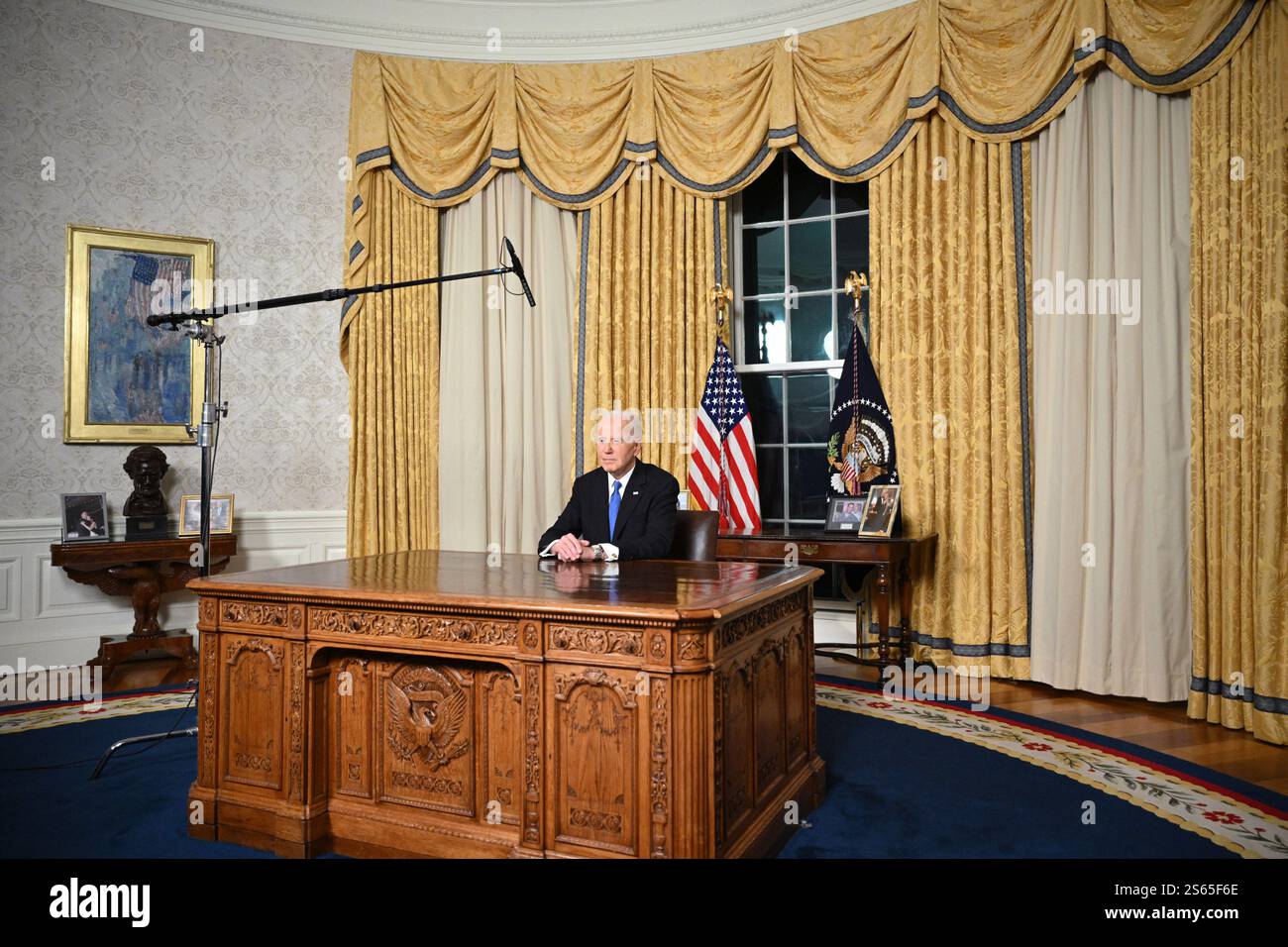 Washington, Usa. Januar 2025. US-Präsident Joe Biden hält am Mittwoch, den 15. Januar 2025, seine Abschiedsrede vor der Nation vom Oval Office des Weißen Hauses in Washington, DC. Pool Foto von Mandel Ngan/UPI Credit: UPI/Alamy Live News Stockfoto