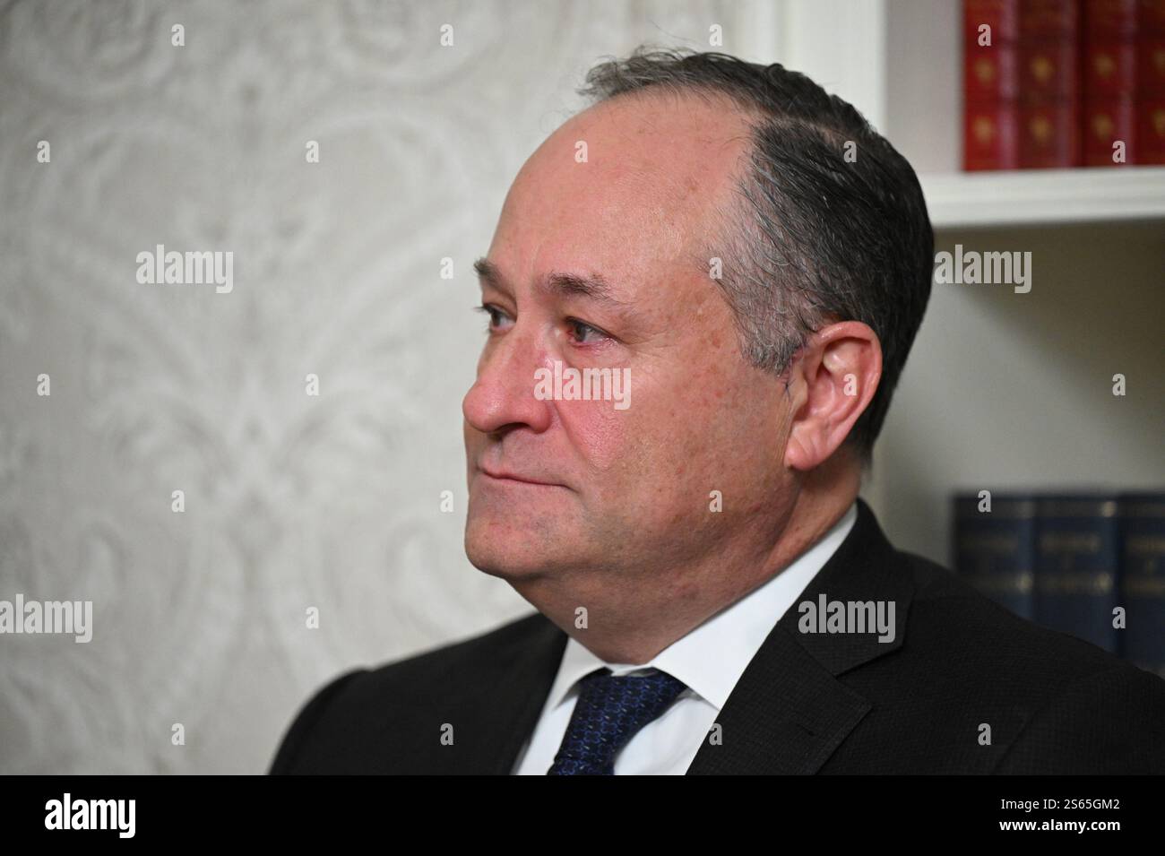 Washington, Usa. Januar 2025. Der zweite US-Gentleman Doug Emhoff hört US-Präsident Joe Biden (off-Frame), als er am Mittwoch, den 15. Januar 2025, vom Oval Office des Weißen Hauses in Washington, DC, seine Abschiedsrede an die Nation hält. Pool Foto von Mandel Ngan/UPI Credit: UPI/Alamy Live News Stockfoto