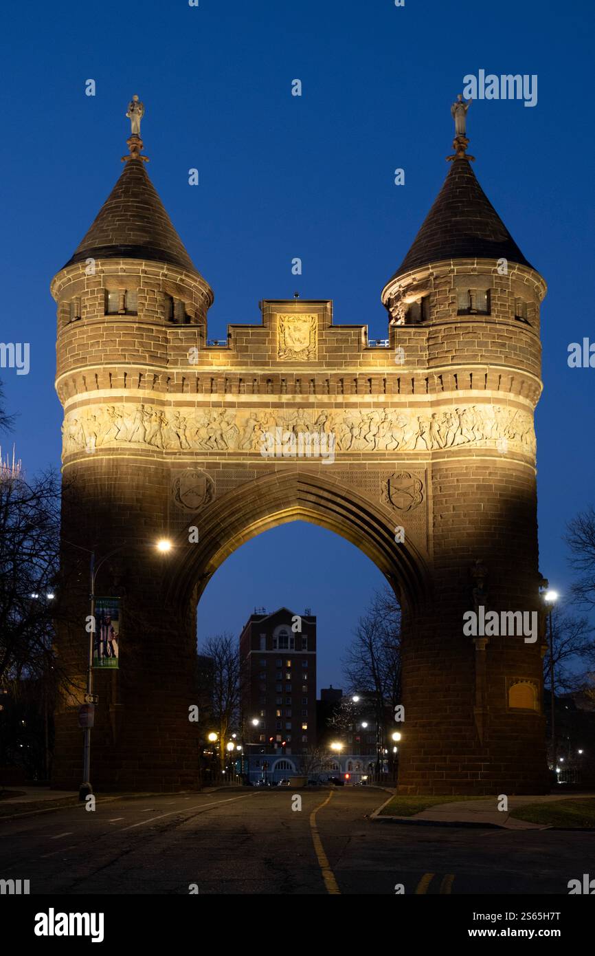 Vertikale Ansicht des Soldiers and Sailors Monument Arch im Bushnell Park im Zentrum von Hartford, Connecticut Stockfoto