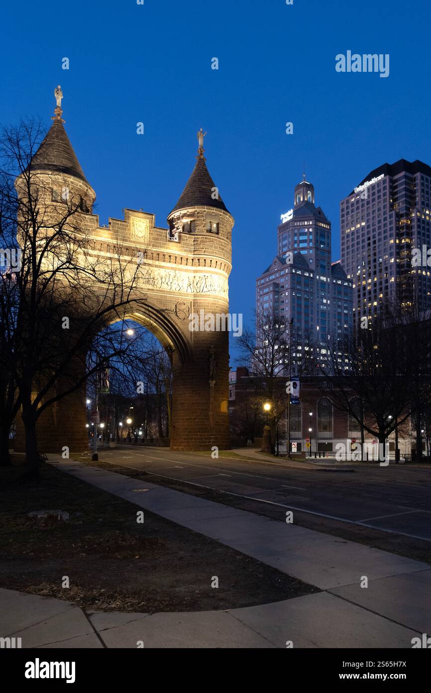 Vertikale Ansicht des Soldiers and Sailors Monument Arch im Bushnell Park im Zentrum von Hartford, Connecticut Stockfoto