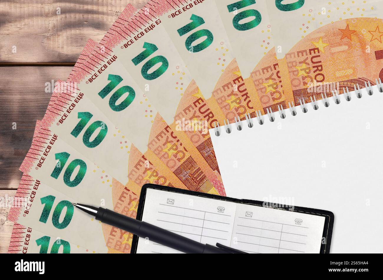 10-Euro-Scheine-Fächer und Notizblock mit Kontaktbuch und schwarzem Stift. Konzept der Finanzplanung und Geschäftsstrategie. Buchhaltung und Investitionen. 10 Stockfoto