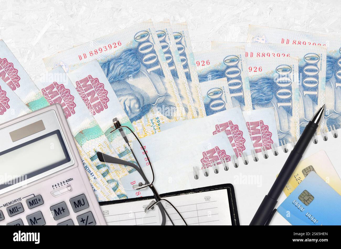 1000 Ungarische Forint Rechnungen und Rechner mit Brille und Stift. Tax Payment Saison Konzept oder Investment-Lösungen. Finanzplanung oder Buchhalter Stockfoto