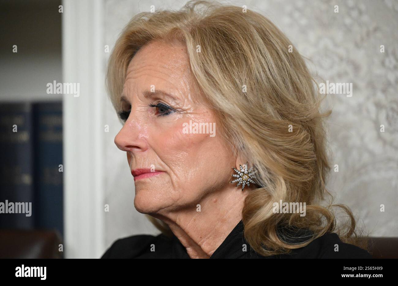 Washington, Usa. Januar 2025. US First Lady Jill Biden hört US-Präsident Joe Biden (vom Frame entfernt), als er am Mittwoch, den 15. Januar 2025, vom Oval Office des Weißen Hauses in Washington, DC, seine Abschiedsrede an die Nation hält. Pool Foto von Mandel Ngan/UPI Credit: UPI/Alamy Live News Stockfoto