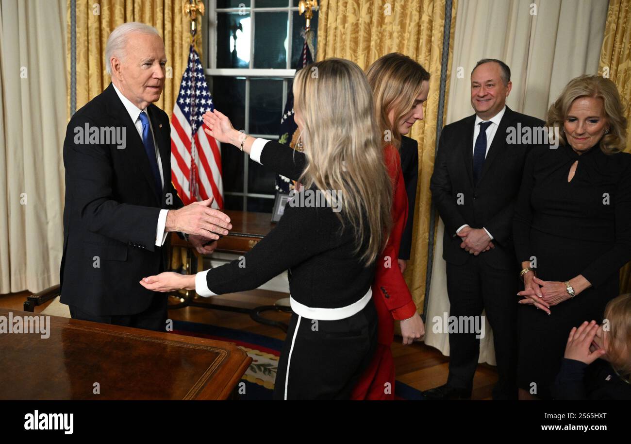 Washington, Usa. Januar 2025. US-Präsident Joe Biden umarmt seine Schwiegertochter Melissa Cohen Biden, nachdem er am Mittwoch, den 15. Januar 2025, seine Abschiedsrede vor der Nation gehalten hat. Pool Foto von Mandel Ngan/UPI Credit: UPI/Alamy Live News Stockfoto