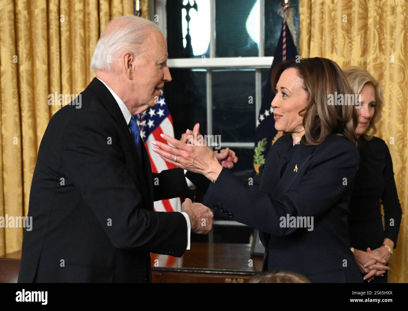 Washington, Usa. Januar 2025. US-Präsident Joe Biden und Vizepräsidentin Kamala Harris umarmen sich, während der zweite Herr Doug Emhoff zusieht, nachdem der Präsident seine Abschiedsrede vom Oval Office des Weißen Hauses in Washington, DC, am Mittwoch, den 15. Januar 2025 vor der Nation gehalten hat. Pool Foto von Mandel Ngan/UPI Credit: UPI/Alamy Live News Stockfoto