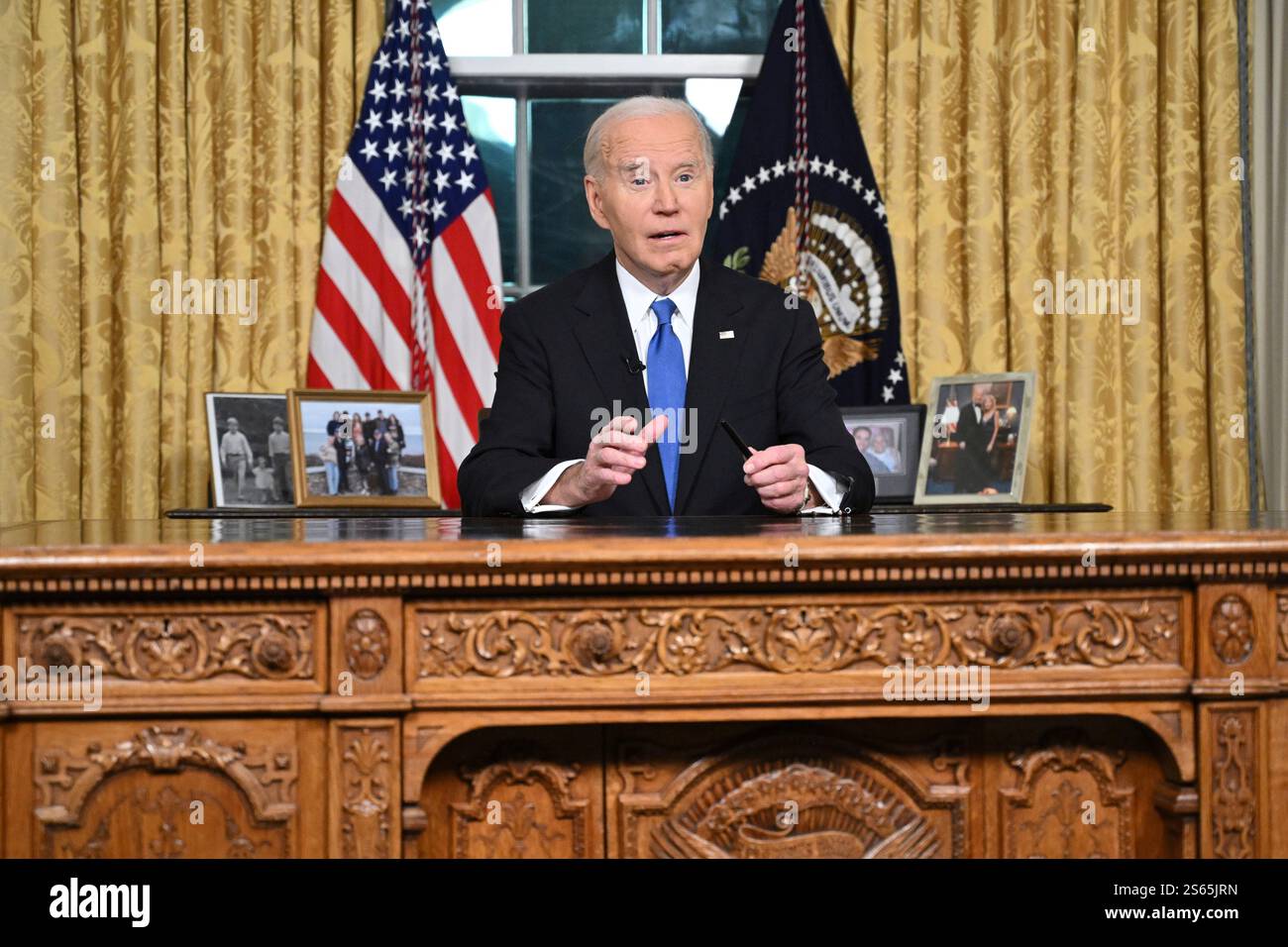 Washington, DC, 15. Januar 2025. US-Präsident Joe Biden hält am 15. Januar 2025 seine Abschiedsrede an die Nation vom Oval Office des Weißen Hauses in Washington, DC. Guthaben: Mandel Ngan/Pool über CNP/dpa/Alamy Live News Stockfoto