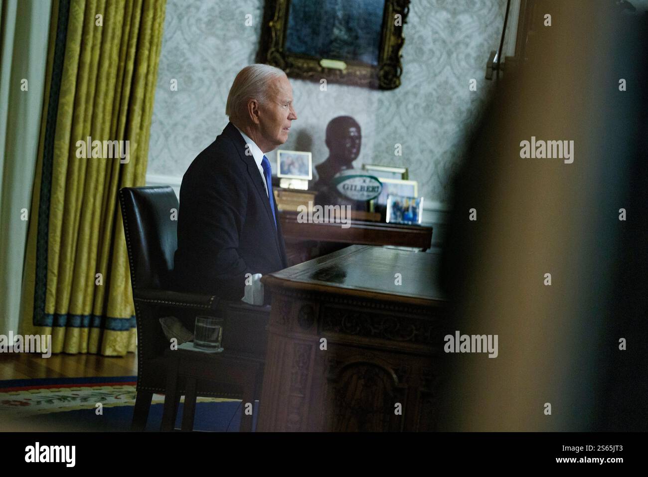 Washington, Vereinigte Staaten. Januar 2025. US-Präsident Joe Biden hält am Mittwoch, den 15. Januar 2025, seine Abschiedsrede vor der Nation vom Oval Office des Weißen Hauses in Washington DC. Quelle: Aaron Schwartz/Pool über CNP/dpa/Alamy Live News Stockfoto