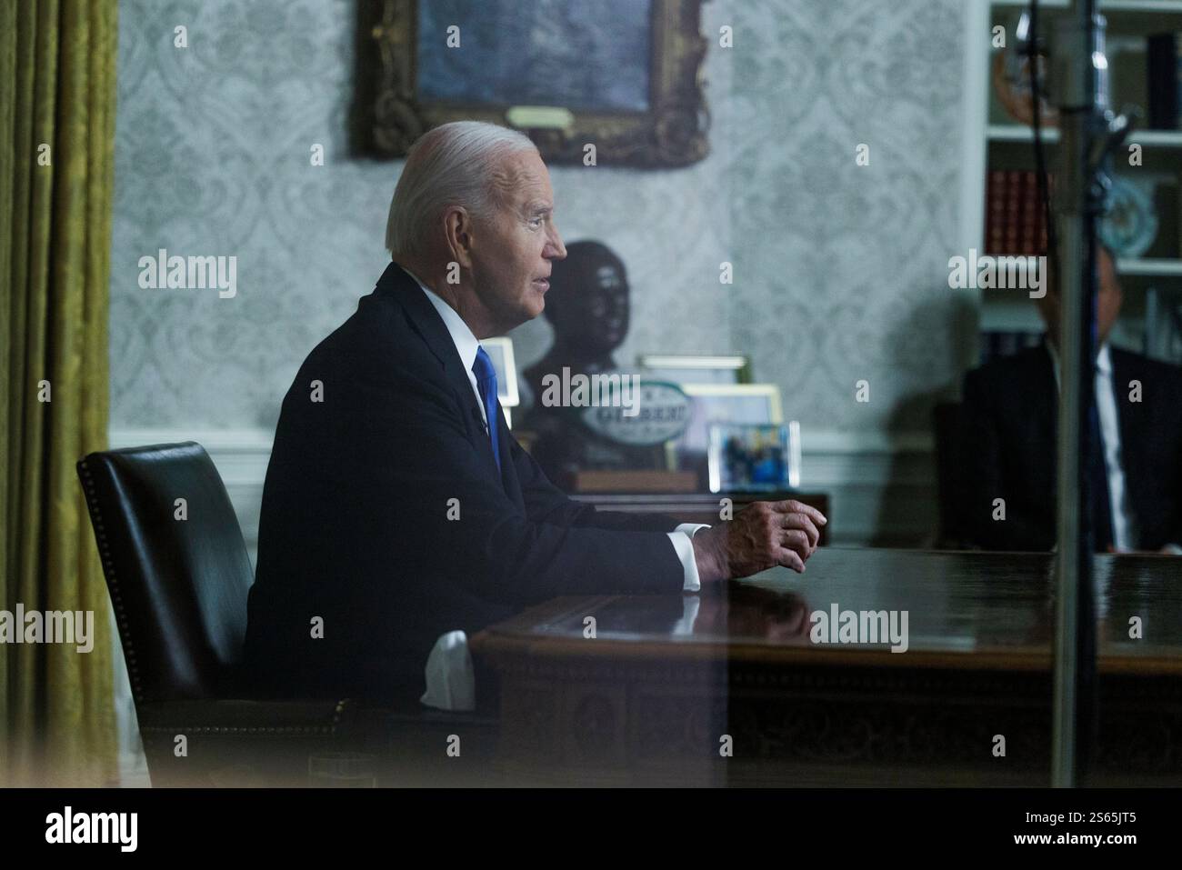 Washington, Vereinigte Staaten. Januar 2025. US-Präsident Joe Biden hält am Mittwoch, den 15. Januar 2025, seine Abschiedsrede vor der Nation vom Oval Office des Weißen Hauses in Washington DC. Quelle: Aaron Schwartz/Pool über CNP/dpa/Alamy Live News Stockfoto