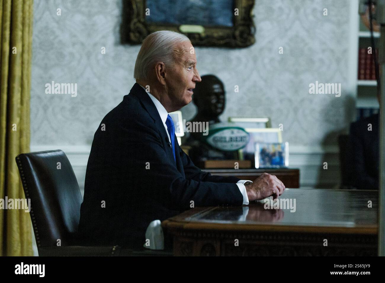 Washington, Vereinigte Staaten. Januar 2025. US-Präsident Joe Biden hält am Mittwoch, den 15. Januar 2025, seine Abschiedsrede vor der Nation vom Oval Office des Weißen Hauses in Washington DC. Quelle: Aaron Schwartz/Pool über CNP/dpa/Alamy Live News Stockfoto