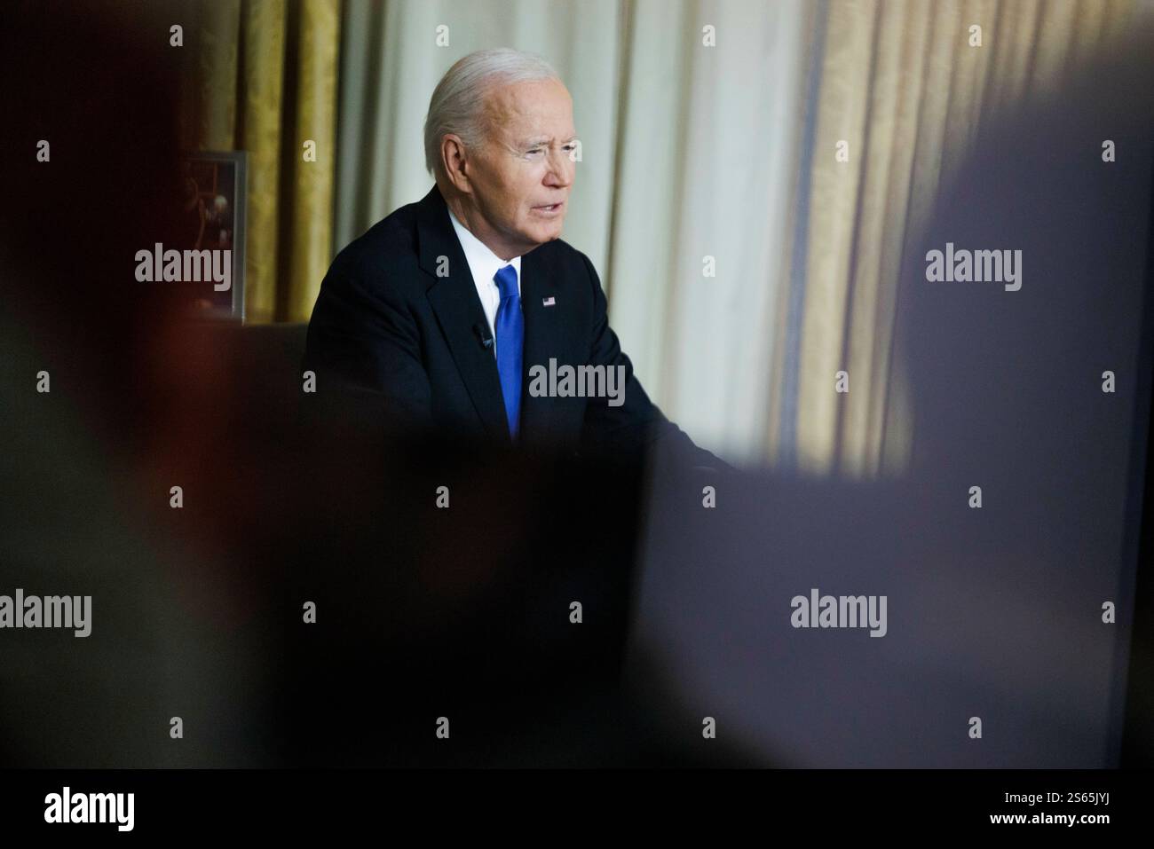 Washington, Vereinigte Staaten. Januar 2025. US-Präsident Joe Biden hält am Mittwoch, den 15. Januar 2025, seine Abschiedsrede vor der Nation vom Oval Office des Weißen Hauses in Washington DC. Quelle: Aaron Schwartz/Pool über CNP/dpa/Alamy Live News Stockfoto