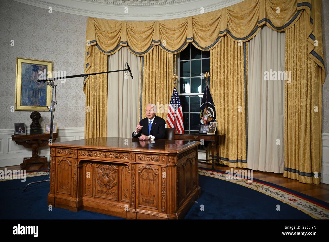 Washington, DC, 15. Januar 2025. US-Präsident Joe Biden hält am 15. Januar 2025 seine Abschiedsrede an die Nation vom Oval Office des Weißen Hauses in Washington, DC. Guthaben: Mandel Ngan/Pool über CNP/dpa/Alamy Live News Stockfoto