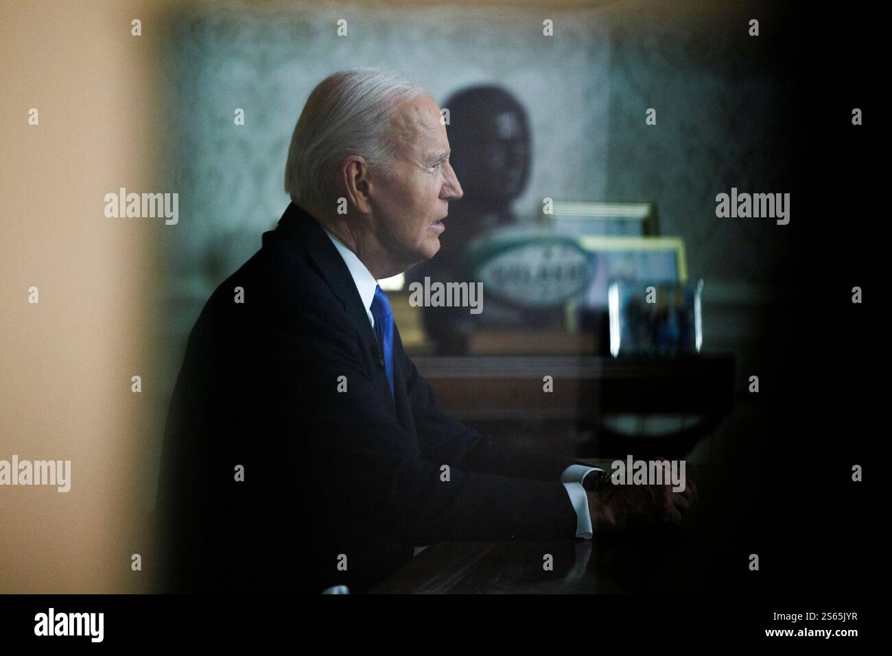 Washington, Vereinigte Staaten. Januar 2025. US-Präsident Joe Biden hält am Mittwoch, den 15. Januar 2025, seine Abschiedsrede vor der Nation vom Oval Office des Weißen Hauses in Washington DC. Quelle: Aaron Schwartz/Pool über CNP/dpa/Alamy Live News Stockfoto