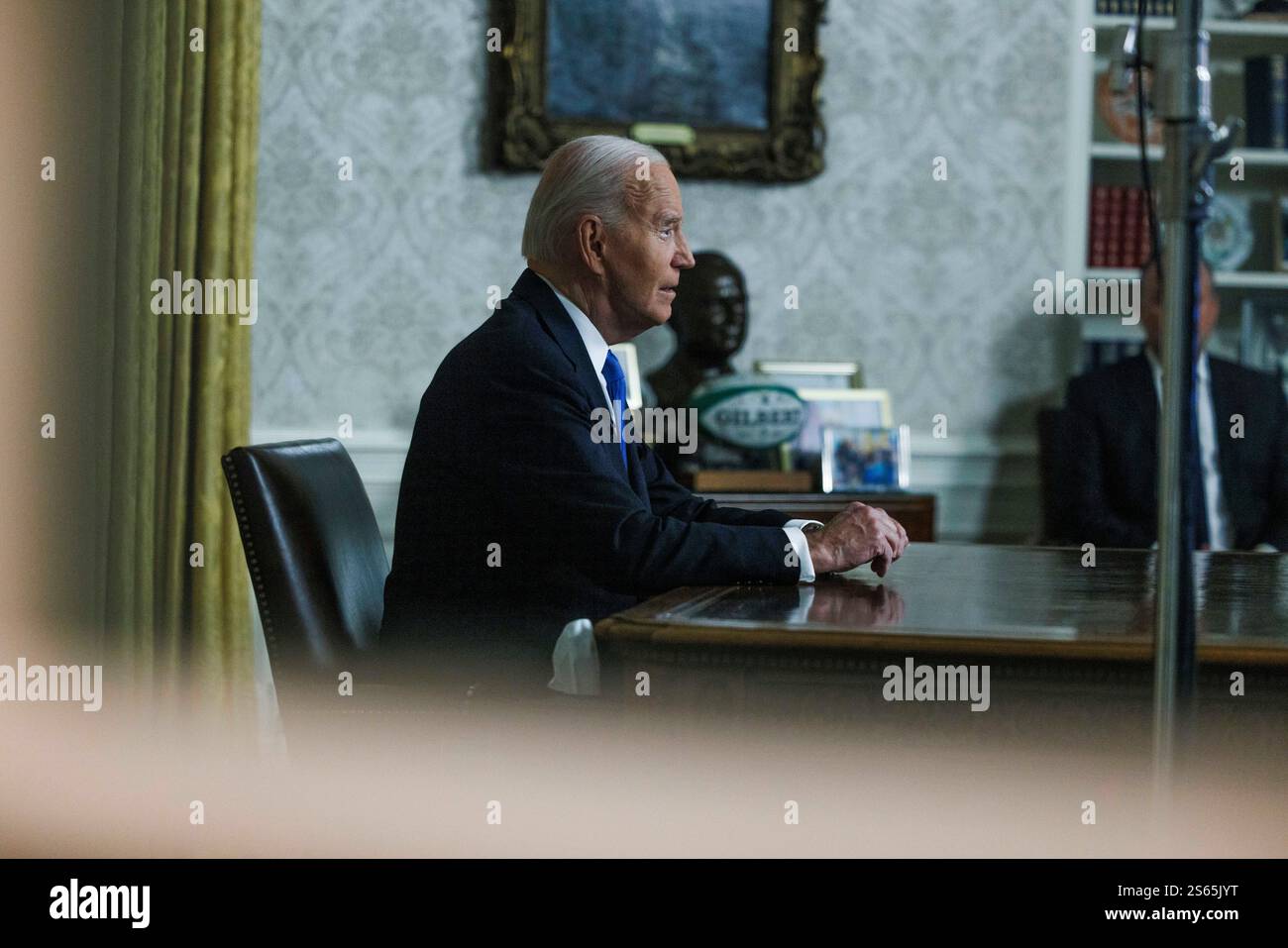 Washington, Vereinigte Staaten. Januar 2025. US-Präsident Joe Biden hält am Mittwoch, den 15. Januar 2025, seine Abschiedsrede vor der Nation vom Oval Office des Weißen Hauses in Washington DC. Quelle: Aaron Schwartz/Pool über CNP/dpa/Alamy Live News Stockfoto